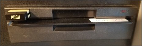 Kaypro_2X_disk_eject_2.jpg Kaypro_2X_disk_eject_2.jpg